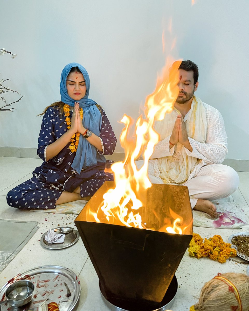 ज़िंदगी में एक नया अध्याय शुरू करने जा रहे है । सभी देवताओं के आशीर्वाद हेतु एक अग्निहोत्र का आयोजन किया ।
#Swaaha