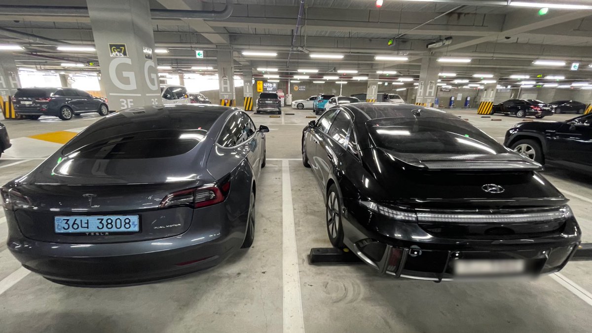 hohocho's tweet photo. Here’s the @Hyundai_Global ’s IONIQ 6 with 18-inch wheel and normal side mirror. It’s much more bigger than my @Tesla Model 3. What’s your thought? @elonmusk #IONIQ6 #Model3 https://t.co/RIZHGAp9ef