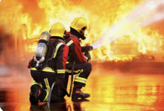 JarryAtypique's tweet photo. J’espère qu’à la fin de l’été la ferveur et le respect envers les pompiers restera immuable ! Merci à vous @PompiersFR 🙌🙌🙌 https://t.co/72MzrW2X5z