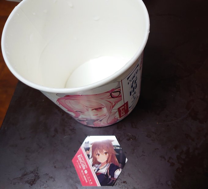 とりあえず一個完食
具が少ないのでご飯と合わせるかサラダチキン放り込むとかしてもよいかも
スープは濃厚であっさり、塩味も丁度良かった

問題は、どうしてもスープがはねて印刷にシミがついてしまうので、保存するカップはラップ巻いてから調理して食べたほうがいいかもしれない 