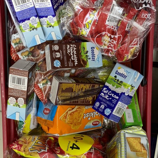 Anuar bawa girlfriend pergi kedai eco. Dia tunggu dalam kereta. Selepas satu jam girlfriend dia masuk kereta membebel harga barang dah naik.