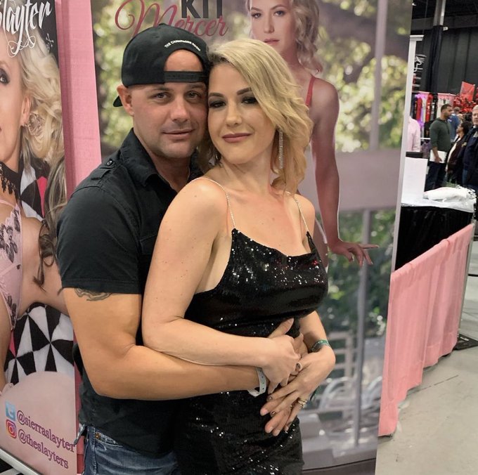 S/O to that one time @KitMercerX and I took a prom pic at #exxxotica https://t.co/xyVIFFbNPA<a class="tags" href="/tag/kitmercerx">@kitmercerx</a><a href="/tag/exxxotica"class="tags"><span>#exxxotica</span></a>
