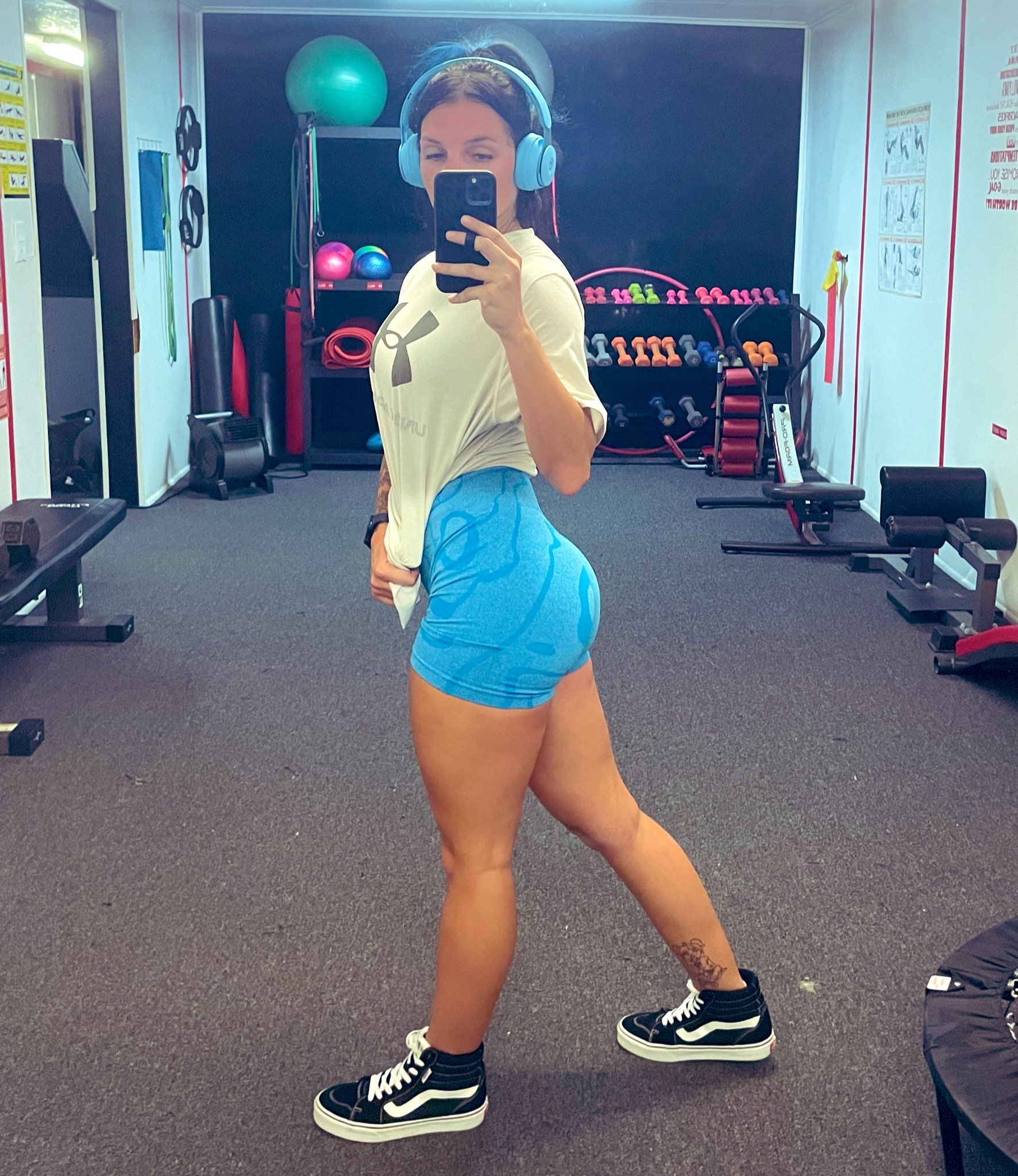 Chriss on Twitter: "May the booty continue to get phat, Amen. https://t