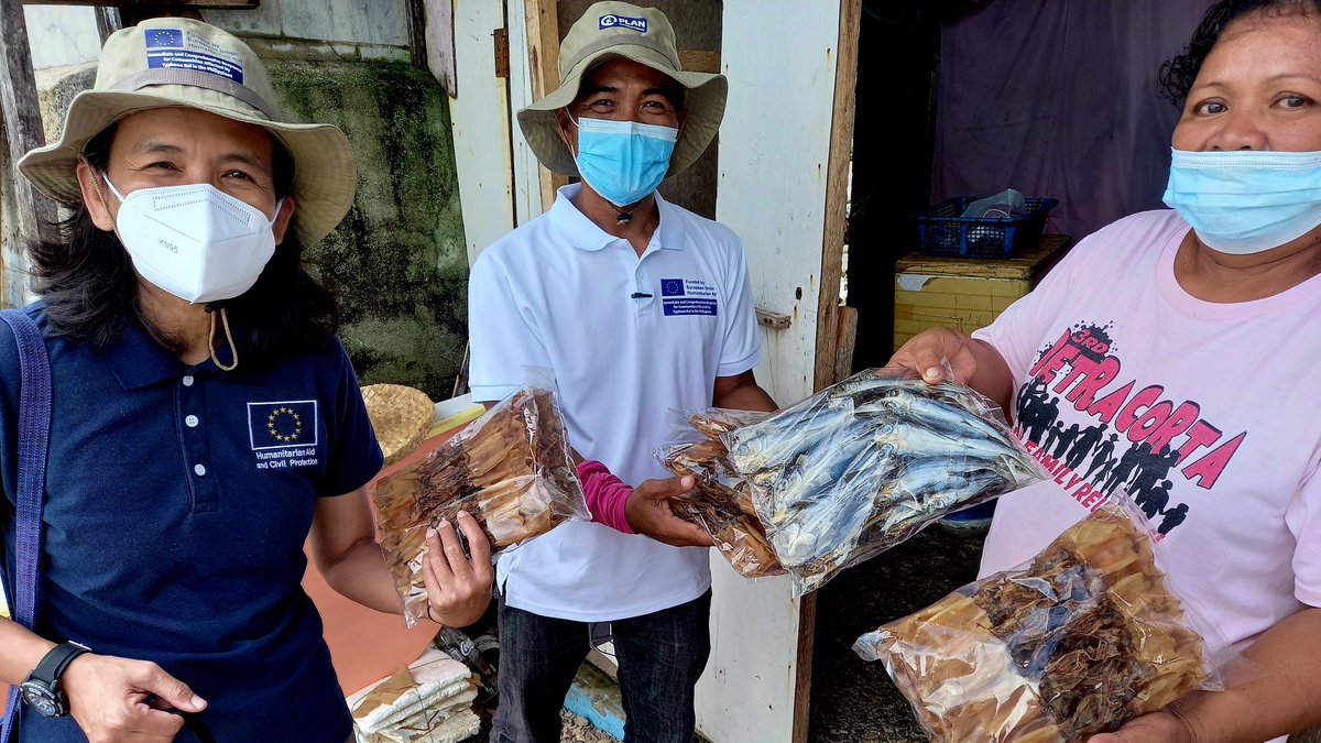 In the #smallisland Limasawa in #Philippines, people lost their livelihood to TC #Rai #Odette. @ECHO_Asia & @planphilippines assist #women & fishers bounce back to recover lost income. Sun-dried calamari is back in the market!!
#EUhumanitarian #earlyrecovery #typhoonresponse