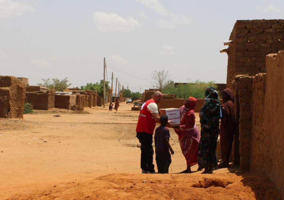 RedCrescent's tweet photo. Without interruption, we will continue to extend a helping hand to the needy.

We delivered food packages to the needy families in Sudan. https://t.co/ZKSK9fAXpi