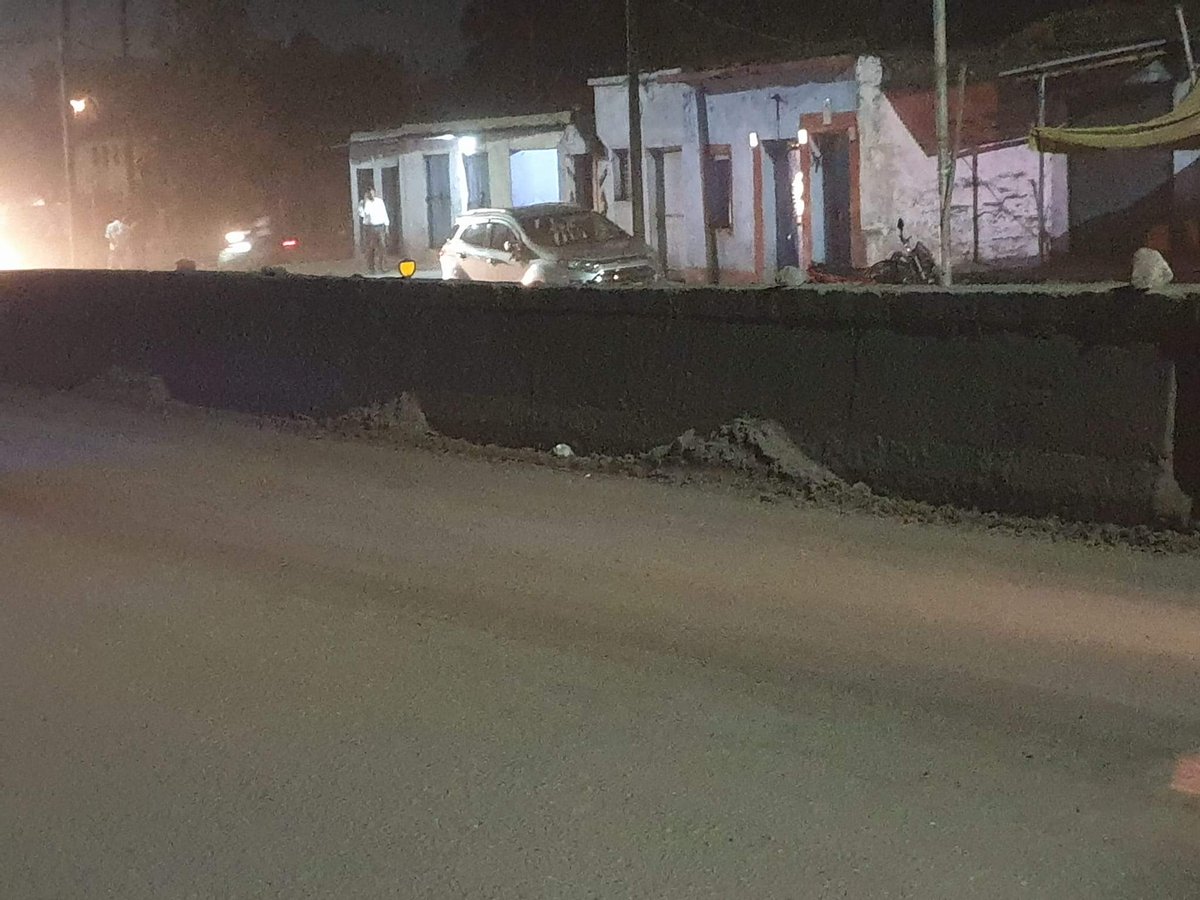 RoshanJ93764995's tweet image. #purnimanirajsingh
#dhanbadmunicipalcorporation
#BCCL
झरिया आर एस पी कॉलेज पास का नजारा यह कोयला का इतना धूल कण जमा रहता जिससे आवा जावी में लोगो को बहुत तकलीफ होती है निवेदन है की यह पर नियमित रूप से पानी का छिड़काव हो और साफ सफाई हो जिससे की लोगो को परेशानी न हो