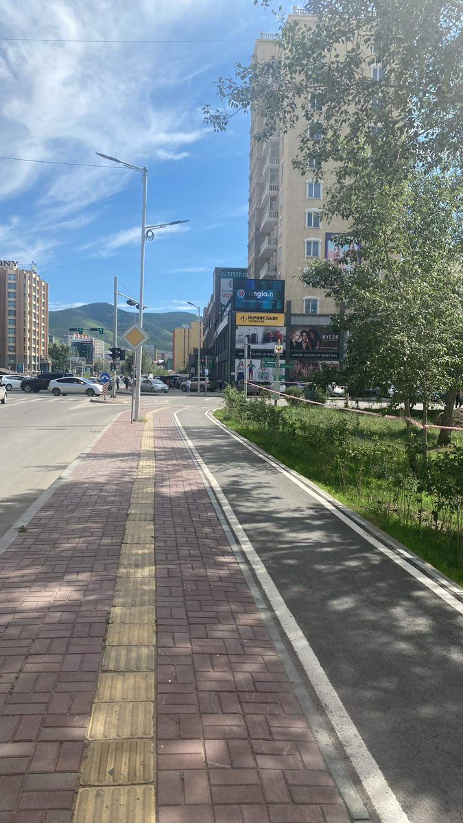 Манайхан ажиллаж л байна. Богд хааны ордон музейн хамгаалалтын бүсэд хууль зөрчиж байршуулсан самбарыг буулгалаа. ✔️

#УлаанбаатарЗамЗасварАрчлалтынГазар 👍👌