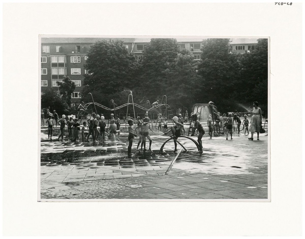 Es ist heißßßß! Bitte achtet alle gut auf Euch - zur Abkühlung heute ein Foto vom Wasserspielplatz auf dem Frankenplatz in Derendorf (Foto August 1958 aus unbekannter Hand).
#histfotoduesseldorf
**