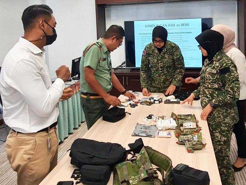 Sel Logistik Cawangan Kesihatan, Bahagian J9 bersama wakil Syarikat Medica Syifa Technology telah mempersembahkan cadangan pouch Buddy First Aid Kit (BFAK) bagi Kontinjen MALBATT 850 kepada AKS J9. BFAK ini dicadangkan untuk digunakan oleh MALBATT 850-10 dan seterusnya.