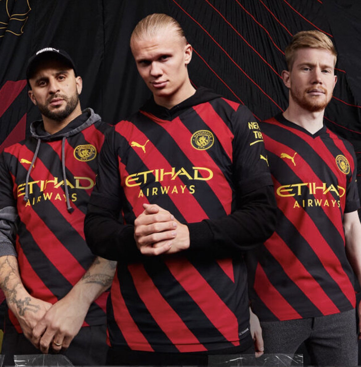 Official: #ManCity’s 2022/23 away shirt. ⚫️🔴