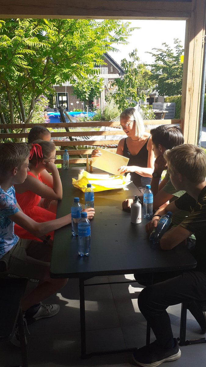NetwerkvoorJou's tweet photo. Zomerprogramma☀️. Maandag hebben we honing 🍯geslingerd en een kaars🕯gemaakt bij een imker🐝. Ook hebben we veel gehoord over de bijen. Hoe ze met elkaar communiceren... echt BIJzonder😅 #crombees #imker #zomerprogramma #netwerkvoorjouveenendaal #leerzaam #creatief #samen #club https://t.co/oiGeruOs7q