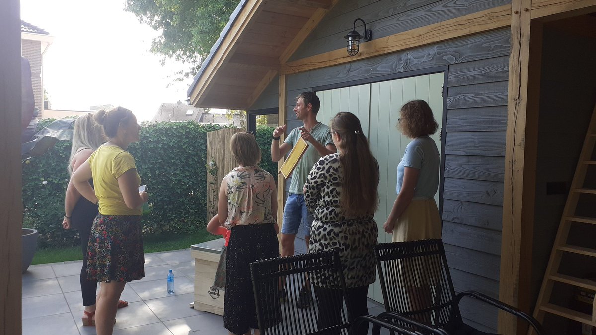 NetwerkvoorJou's tweet photo. Zomerprogramma☀️. Maandag hebben we honing 🍯geslingerd en een kaars🕯gemaakt bij een imker🐝. Ook hebben we veel gehoord over de bijen. Hoe ze met elkaar communiceren... echt BIJzonder😅 #crombees #imker #zomerprogramma #netwerkvoorjouveenendaal #leerzaam #creatief #samen #club https://t.co/oiGeruOs7q