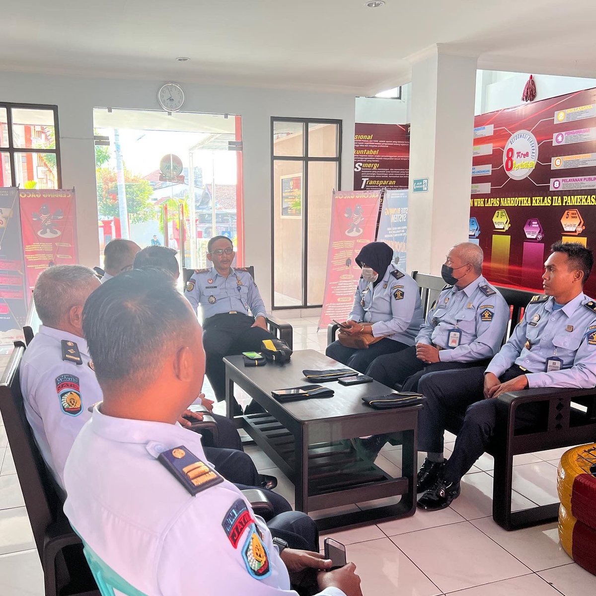 Lapassustik_Pmk's tweet photo. SEMARAKAN PERINGATAN HDKD KE-77 TAHUN 2022 LAPAS NARKOTIKA PAMEKASAN KELAS IIA PAMEKASAN KEMENKUMHAM JATIM GELAR RAPAT INTERNAL
https://t.co/NjO6BWkOFm
(Humas Lapas Narkotika Pamekasan)
#HDKD2022 #HDKDKe77
#KumhamPasti
#KamiPasti #PastiSmart
#Alayanihsatolosateh https://t.co/Cu472cEEXU