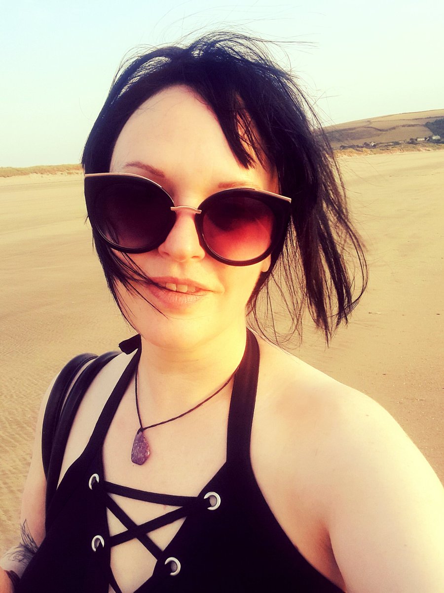 astridrobinson3's tweet photo. Summer evenings are the best! If only the heat stayed like that! Too hot in the day🌞🌞🌞🌞🥵 https://t.co/wO176dY4VQ