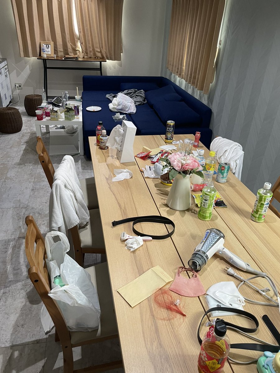 laugfull's tweet photo. 3連休明けの民泊清掃に入ってみたら...最近でもワーストの汚さで絶句。ちょっとだけお願いです...ゴミは一箇所にまとめるかゴミ箱へ..食器もご利用分は洗って貰えると嬉しいです..あといらない私物はゴミ箱へ..忘れ物かわかりません。全国の宿泊施設の清掃の皆さんお疲れ様です本当にリスペクトです。 https://t.co/Lw6BFTaVeu