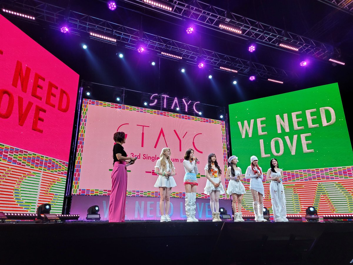 kvibe_yonhap's tweet photo. #STAYC has finally come out, and the press conference for  #WENEEDLOVE has officially begun!! ❤️❤️ We are so excited! 

#Sieun #Seeun #Sumin #J #Isa #Yoon @STAYC_official 
#STAYC #BEAUTIFULMONSTER  #WENEEDLOVE https://t.co/048hGoSISL
