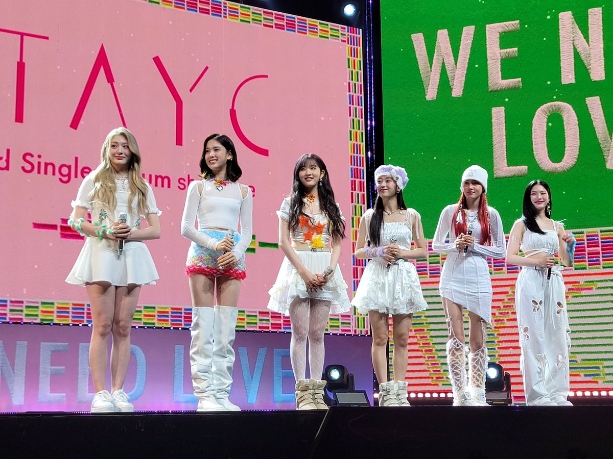 kvibe_yonhap's tweet photo. #STAYC has finally come out, and the press conference for  #WENEEDLOVE has officially begun!! ❤️❤️ We are so excited! 

#Sieun #Seeun #Sumin #J #Isa #Yoon @STAYC_official 
#STAYC #BEAUTIFULMONSTER  #WENEEDLOVE https://t.co/048hGoSISL