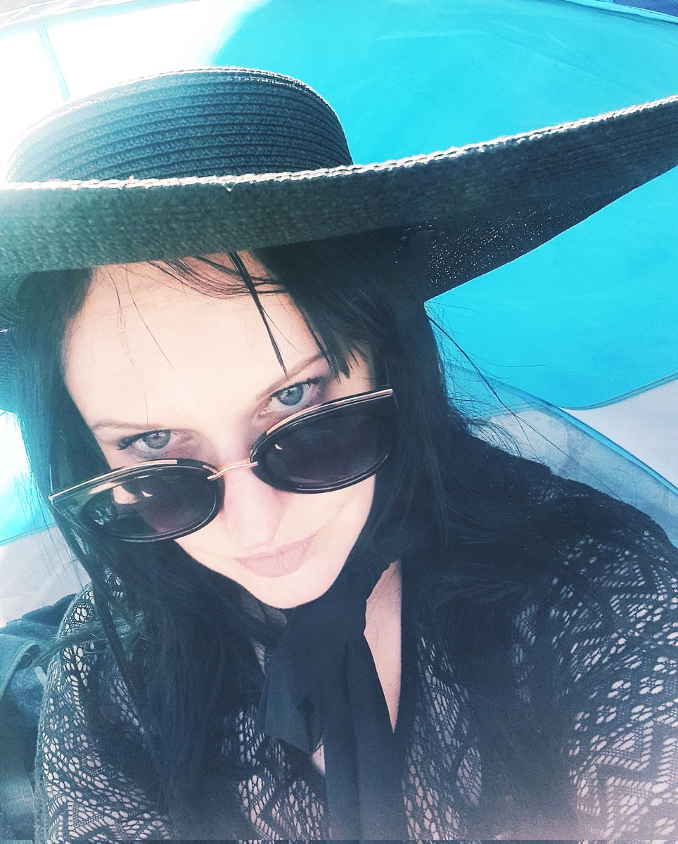 astridrobinson3's tweet photo. #killstar #gothsummer #Happiness #beachlife https://t.co/KsIbInuiTw