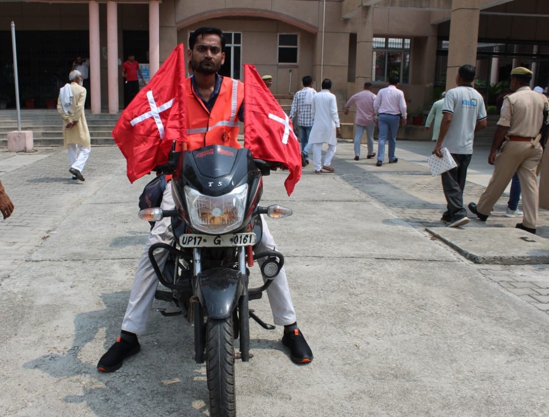 जनपद में जो श्रद्धालु पुरा महादेव आ रहे हैं या जो जनपद से गुजरकर किसी और गतंव्य स्थान पर जा रहे है कांवड़ यात्रा को सरल और सुगम बनाए जाने के उद्देश्य से आज 12 स्वास्थ्य सचल दल को कलेक्ट्रेट परिसर से हरी झंडी दिखाकर कांवड़ मार्ग के लिये रवाना किया ।