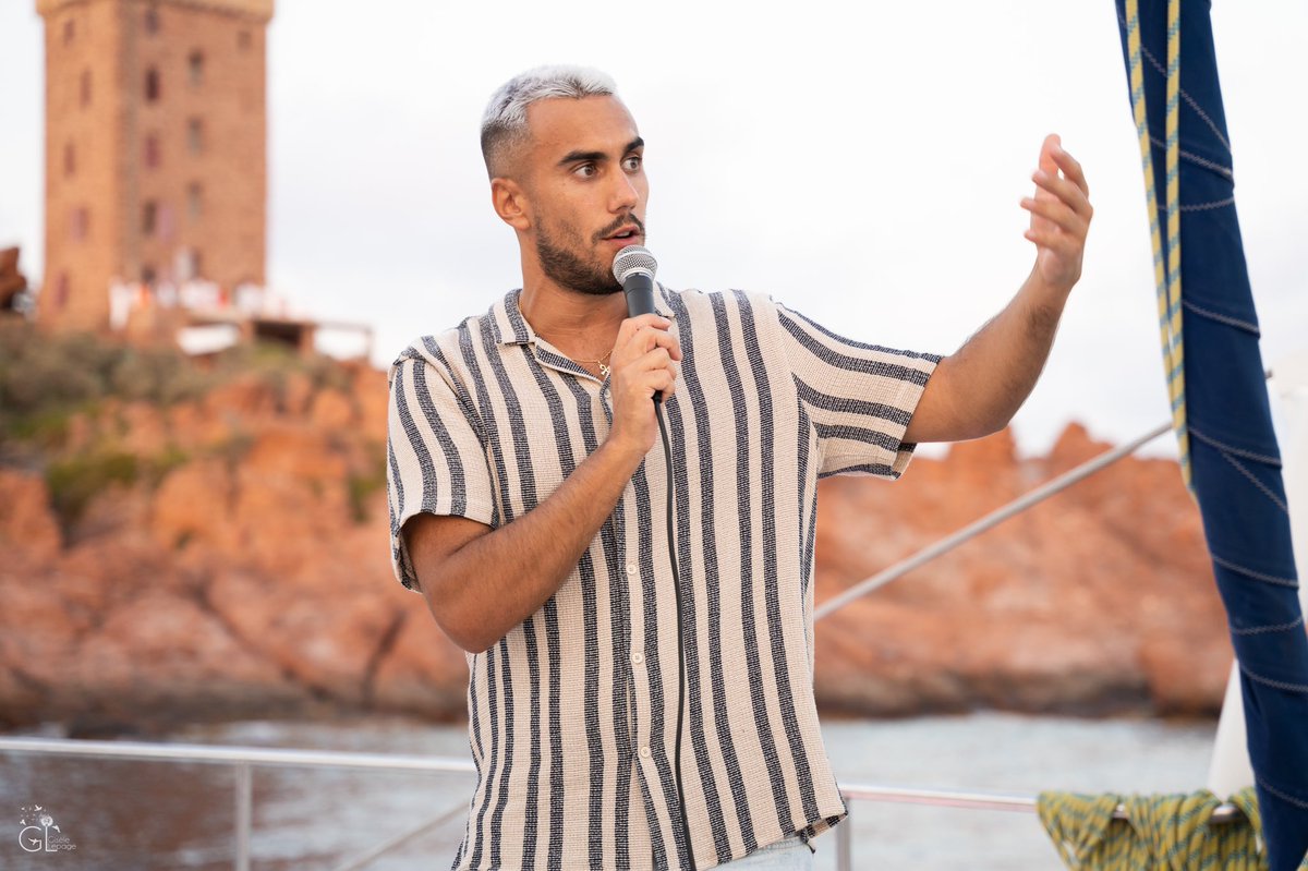 Réaliser le premier Comedy club de France en pleine mer avec <a href="/Tchoupcomedy/">T’choup Comedy Club</a> c’est fait ✅ Et présenter pieds nus c’est fait aussi 😅