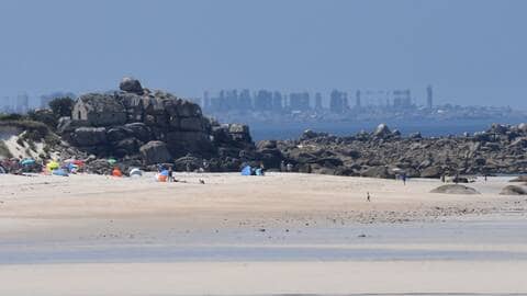 Oh le mirage hier sur la plage de Kerfissien à Céder (29l. La différence de température entre l'air et l'eau affecte la propagation de la lumière, créant cette impression de voir des gratte-ciels sur une plage du Finistère Nord! © (Vincent Zeroual)