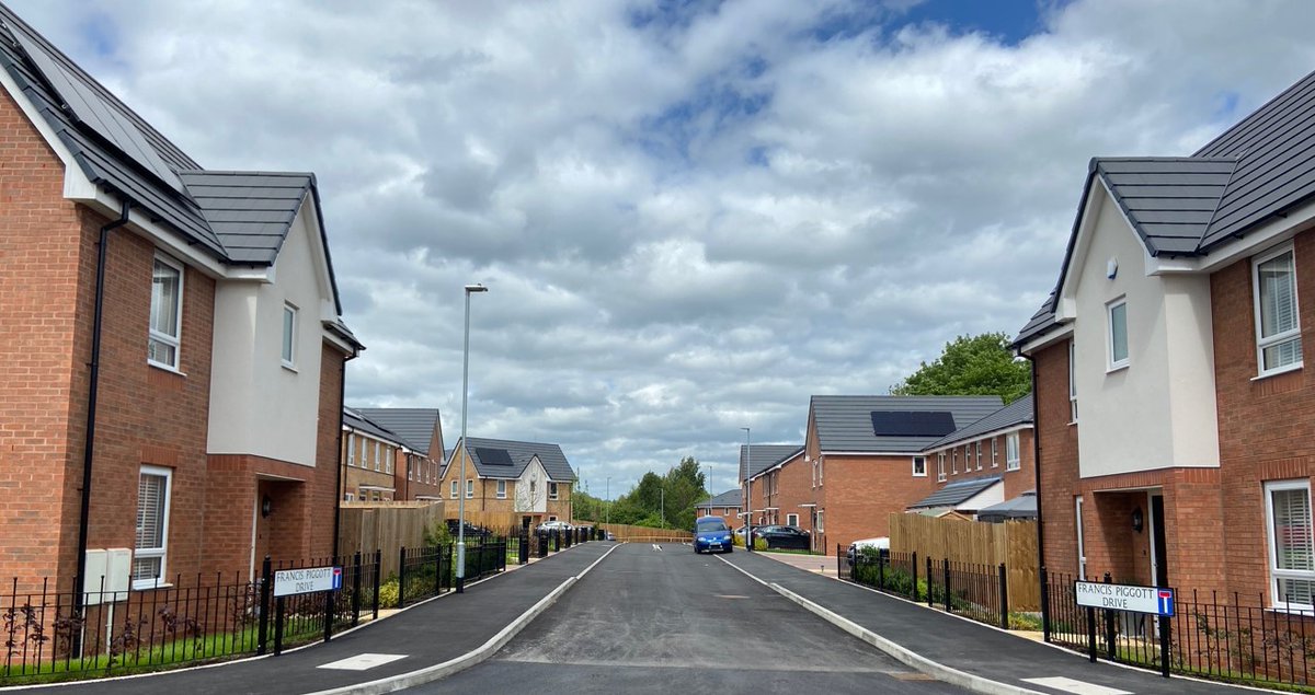 Morro_PS's tweet image. It’s nice to take a trip down memory lane or in this case, Old Hednesford Road. This site was completed at the start of the year for @CannockChaseDC and features 22 new build dwellings. It seems that everyone has settled in nicely.

#construction #affordablehomes #cannockchase