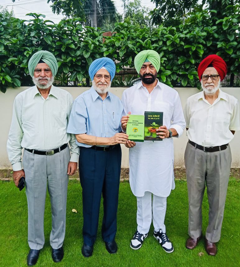SukhpalKhaira's tweet photo. It was pleasure meeting Dr Ms Bajwa Ed Director Research PAU &amp; renowned agriculture scientist who’s book “Reviving Agri Growth in PB”caught d eye of Harvard Univ Usa who honored him but none in PB cares for his valuable advice. I urge @BhagwantMann to utilize his services-khaira https://t.co/dE3YiLSDcO