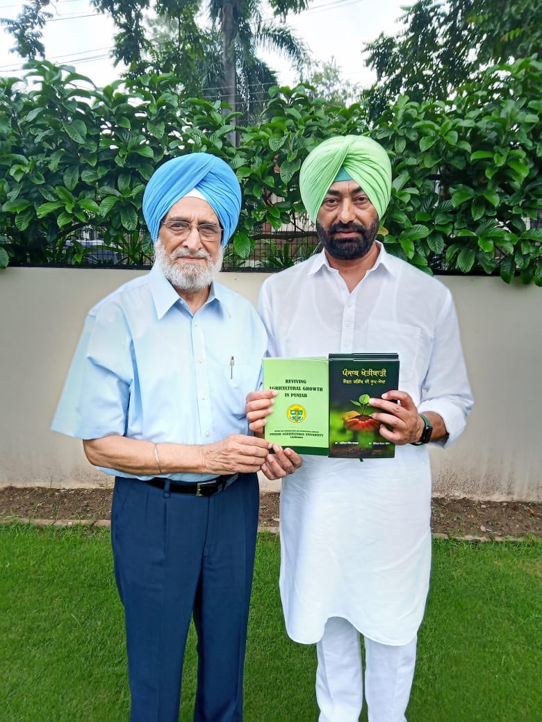 SukhpalKhaira's tweet photo. It was pleasure meeting Dr Ms Bajwa Ed Director Research PAU &amp; renowned agriculture scientist who’s book “Reviving Agri Growth in PB”caught d eye of Harvard Univ Usa who honored him but none in PB cares for his valuable advice. I urge @BhagwantMann to utilize his services-khaira https://t.co/dE3YiLSDcO