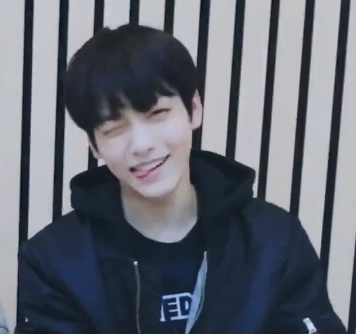 csbsfeed's tweet image. when he ;P