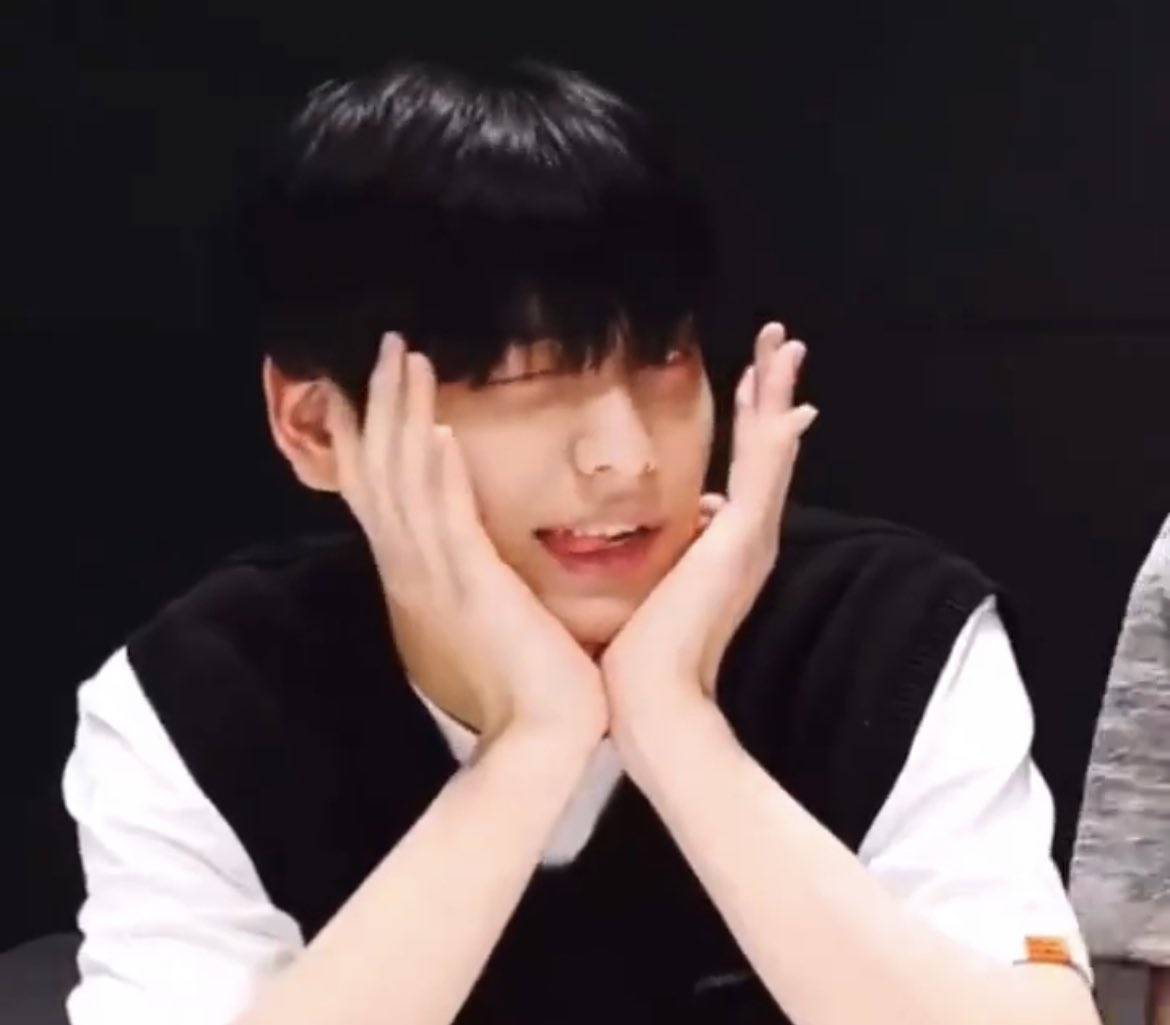 csbsfeed's tweet image. when he ;P