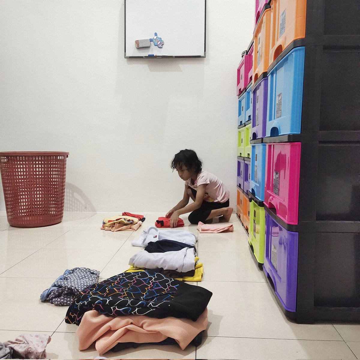 Rajin pulak dia tolong ibu lipat kain tanpa disuruh. Walaupun tak pandai lagi lipat kemas2 janji effort nak tolong tu ada.

Miqaila : Ibu tahu kenapa Qaila tolong ibu lipat kain? 
Marina : Ntah
Miqaila : Qaila tolong ibu sebab ibu dah tua
Marina : 😅😅

#lawak