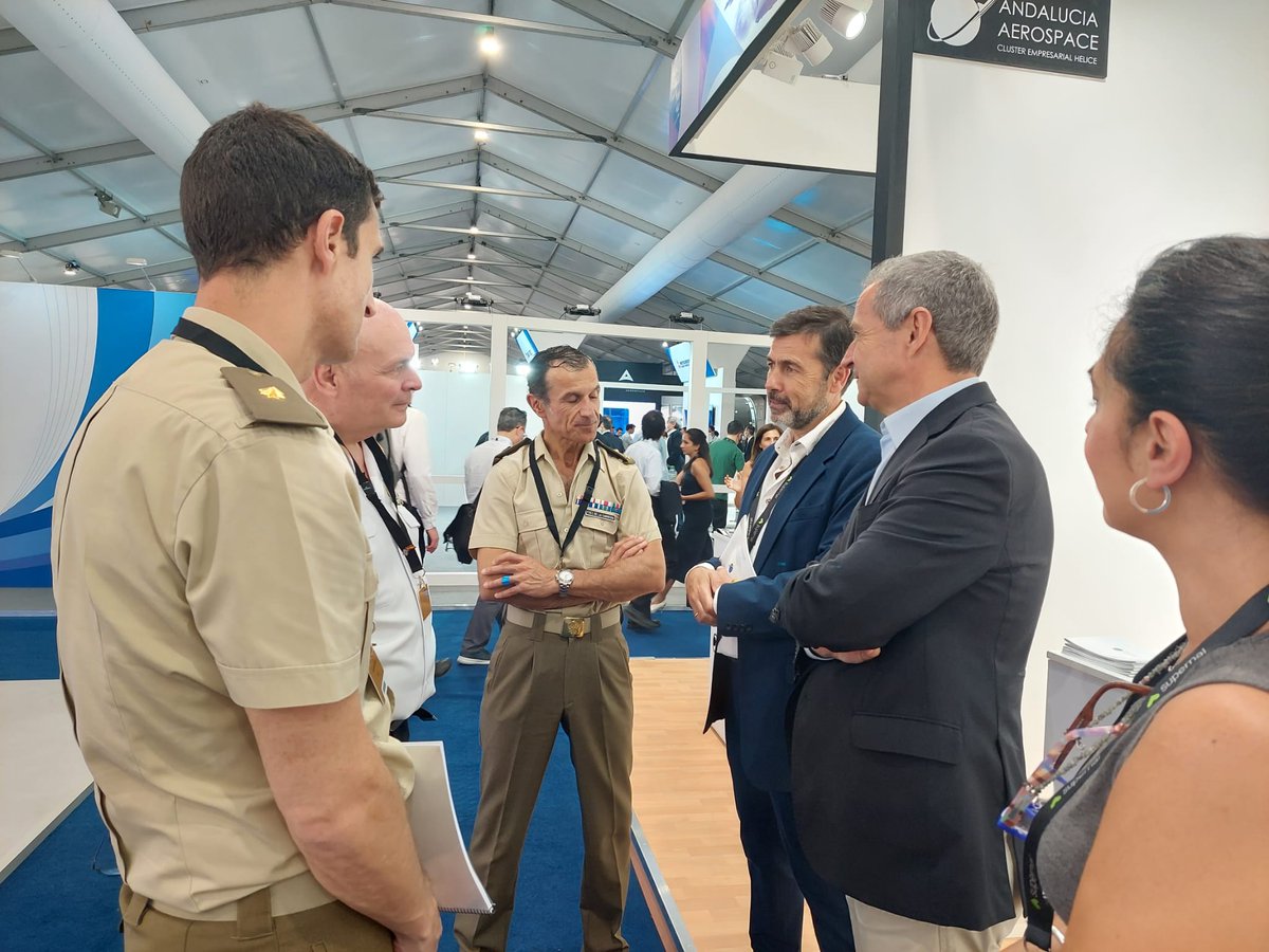AndAerospace's tweet photo. Grateful visit of the Spanish Defence Embassy in UK to our booth at #FIA22 with:
Maj.Gen. Antonio Planells, Deputy NAD
Lieut.Col, Ismael Fernández de la Carrera, #OFICAEX
Maj. Enrique Galván, #OFICAEX
Nave Capt. José Luis Nieto, Defence Attaché https://t.co/M7s9a3qbCz