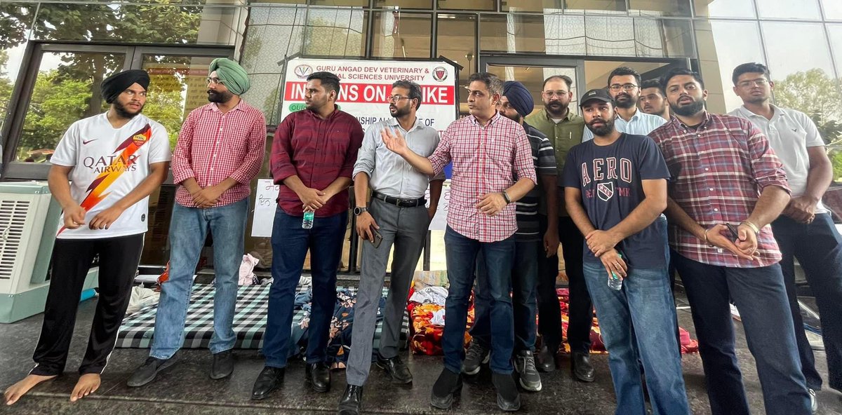 pcmsapunjab's tweet photo. PCMSA extends support to striking vets. (Press note)

The PCMSA State President Dr. Akhil Sareen, addressed the striking veterinary interns today and announced wholehearted support to them. It has urged the interns to stay strong and keep fighting for their just cause. https://t.co/Zk5XebGq6I