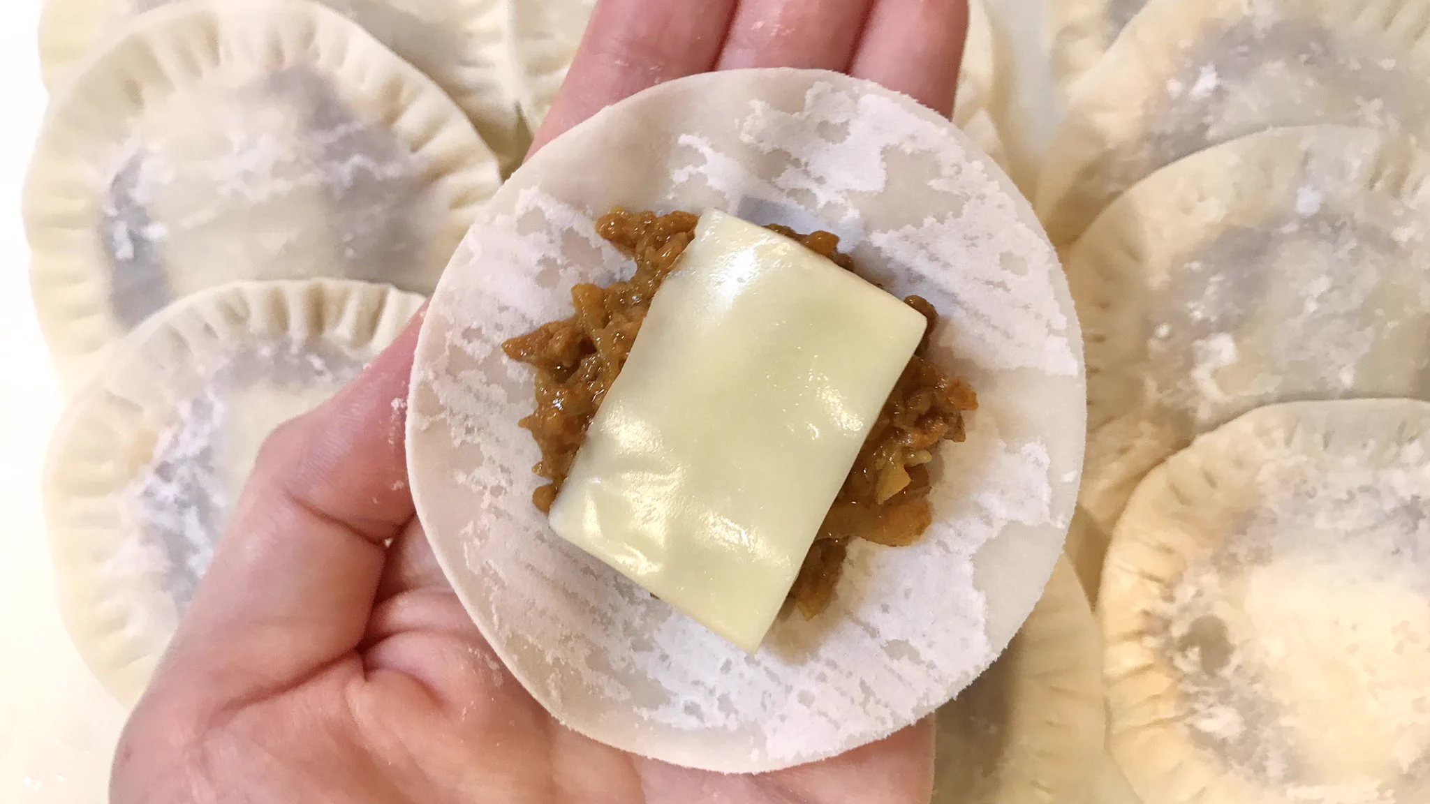 作ったら感動されるかも！餃子の皮でつくったキーマカレー餃子パイ！