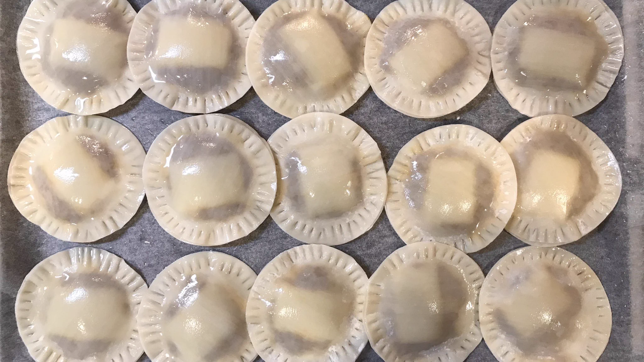 作ったら感動されるかも！餃子の皮でつくったキーマカレー餃子パイ！