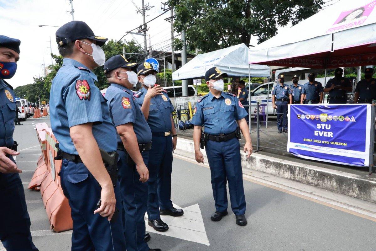 pnppio's tweet photo. Nagsagawa ng inspeksiyon si PNP, OIC, PLTGen Vicente D Danao Jr at RD, NCRPO PMGen Felipe Natividad para sa nalalapit na SONA ng Pangulong Ferdinand R Marcos Jr sa Hulyo 25, 2022.

Read more: https://t.co/skaVynvvyl

#WeServeAndProtect
#PNPKakampiMo https://t.co/BopeHDd5CU