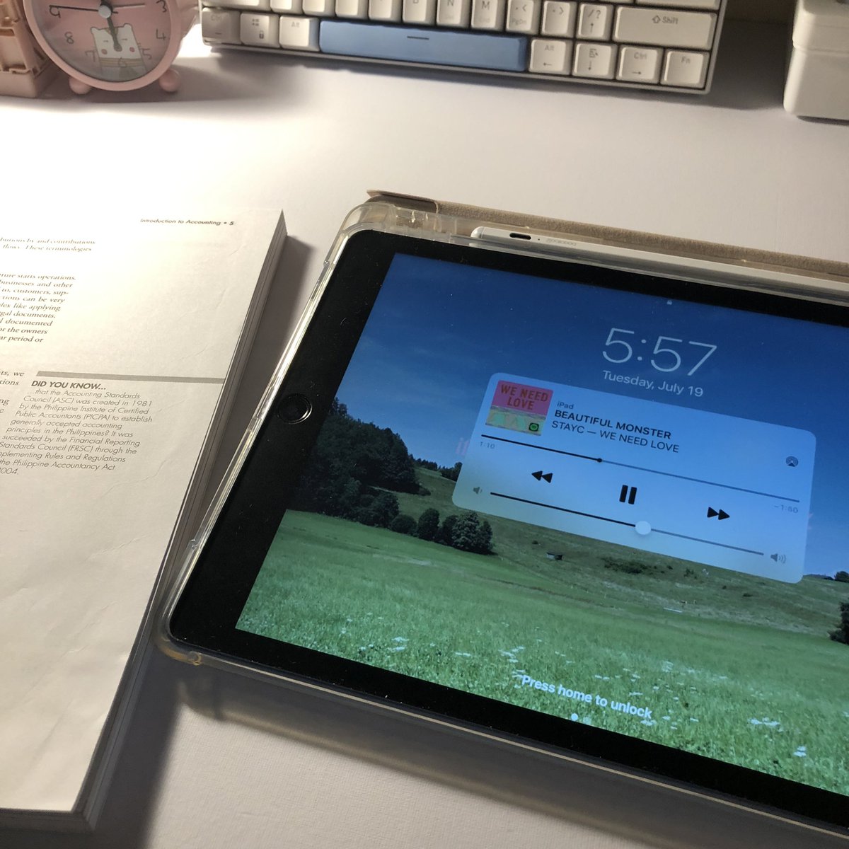 louvdaiz's tweet photo. studying ☁️ https://t.co/MxM7TG3RFH