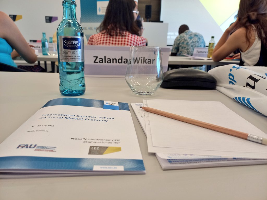 Day 2 of #SummerSchoolHSF taking place at the @LudwigErhardw Zentrum. The first workshop is about #transformation in #SocialMarketEconomy, the second workshop is about corporate #Sustainability and #complexity of social commitment.