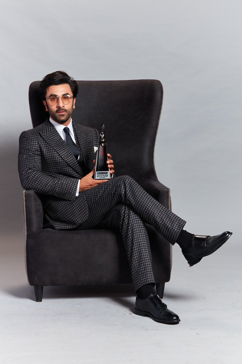 htcity's tweet photo. The Most Stylish Superstar #RanbirKapoor, with his #HTMostStylishAwards trophy #HTMS2022 #HTMostStylish https://t.co/xliSY6JC4X
