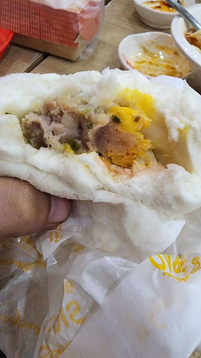 markvmg's tweet photo. Seryoso ba phaseout na ang siopao sauce, @chowking_ph? Kayo pa lang ang nagbenta ng siopao bola bola sa Pilipinas na walang sauce! Sirang sira ang siopao experience pag sa Chowking kayo kumain ng siopao! Di nyo na lang pinhaseout yung siopao bola bola mismo... https://t.co/iO6RcwdSrI