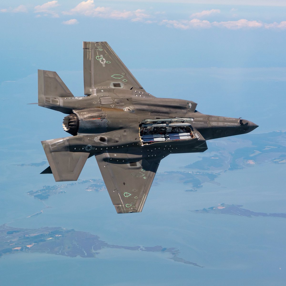 RaytheonDefen__'s tweet photo. 📰 NEWS: Norway selects StormBreaker smart weapon for its F-35 fleet.

Details: https://t.co/E5JKzYJgiw #FIA2022 https://t.co/qkWwhIHq1D