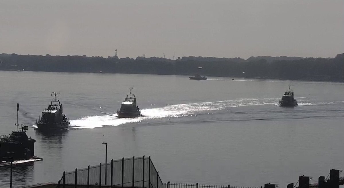 WarshipCam's tweet photo. HMS Example (P165), HMS Biter (P270), HMS Blazer (P279)  and HMS Puncher (P291) Archer-class P2000 patrol vessels in the Kiel Locks of the Kiel Canal in Germany – July 19, 2022 #HMSExample #HMSBiter #HMSBlazer #HMSPuncher #P165 #P270 #P279 #P291 https://t.co/MNj0TsqHhM
