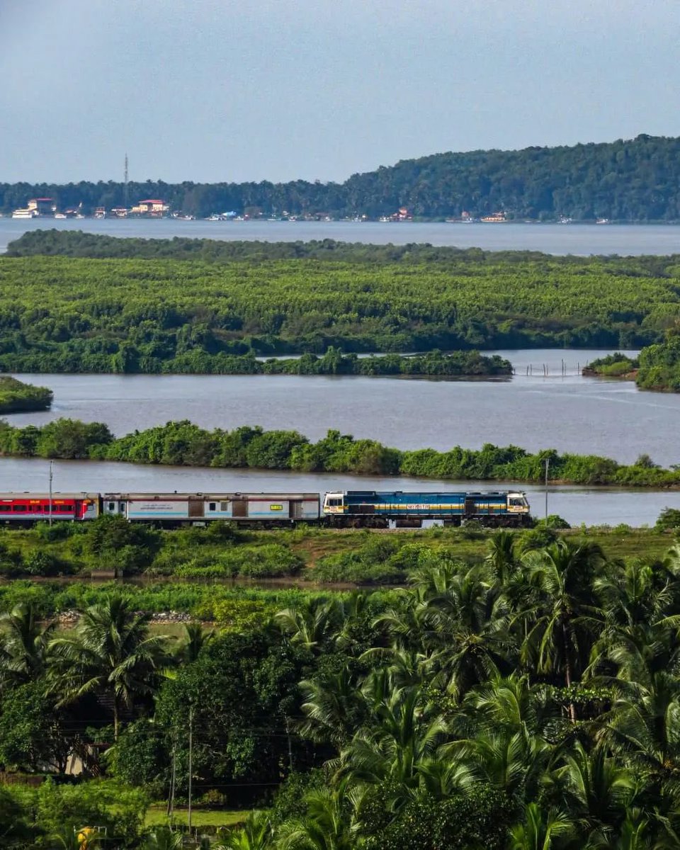 tourismgoi's tweet image. #Repost @RailMinIndia 

Panchaganga Express journeying across the verdant landscape of the temple town of Gokarna, Karnataka.

#DekhoApnaDesh 

@kishanreddybjp @KishanReddyOfc @shripadynaik @AjaybhattBJP4UK @KarnatakaWorld @PIBTour @PIB_India @incredibleindia