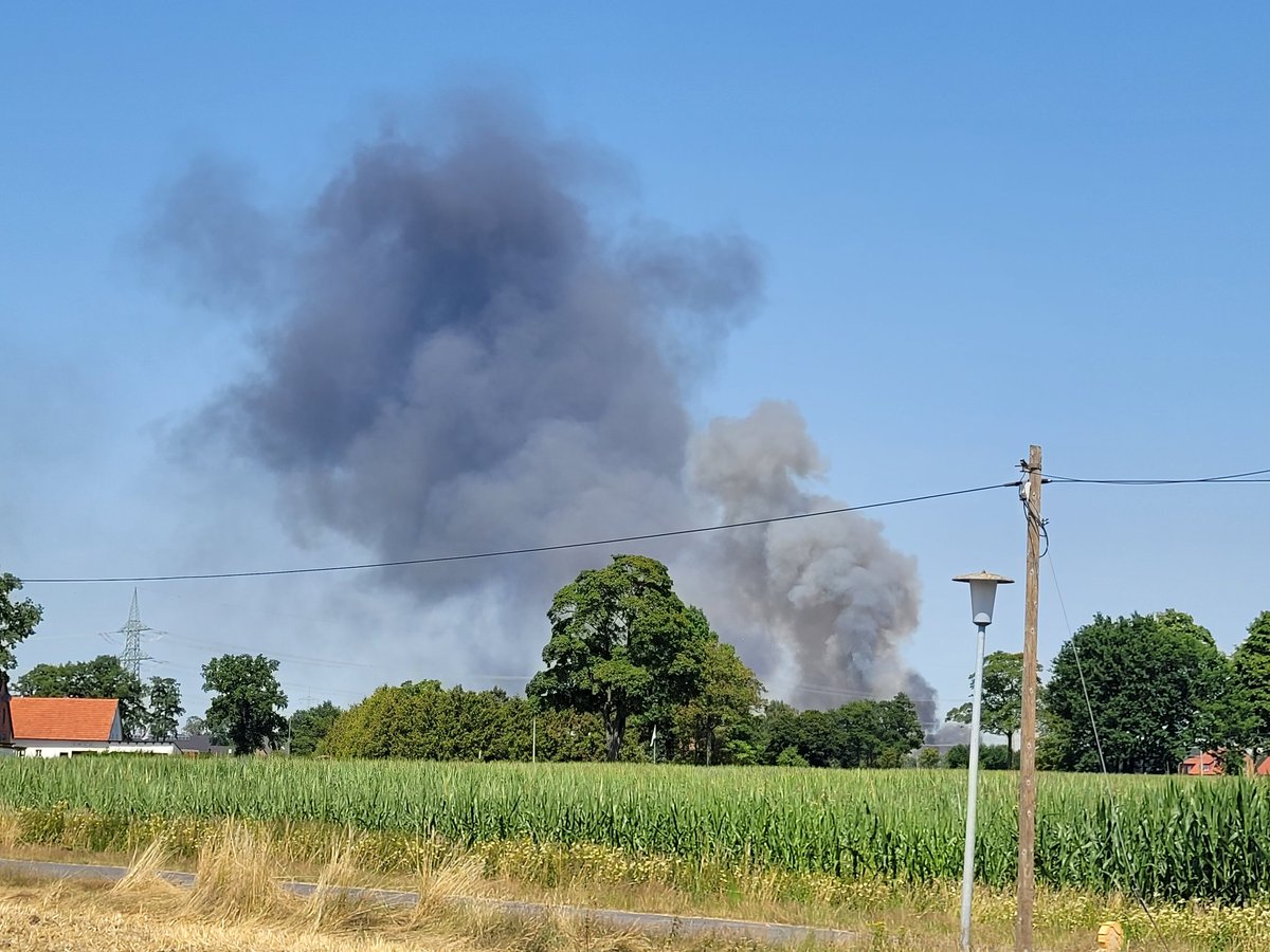 Da hinten brennt gerade ein Putenstall ab. Ich hoffe, dass es sich nicht weiter ausbreitet. Dort ist es in der Umgebung sehr, sehr trocken (wo nicht...) und dazu noch ein Naturschutzgebiet.