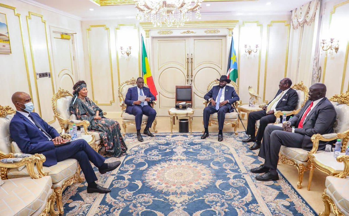 PR_Senegal's tweet photo. En visite au Soudan du Sud, le Président @Macky_Sall a encouragé les acteurs à consolider le processus de paix qui doit aboutir à des élections en 2023. Le Chef de l’Etat s’est réjoui de la signature du premier accord établissant les relations diplomatiques entre le 🇸🇳 et le 🇸🇸. https://t.co/mblolQC7mH