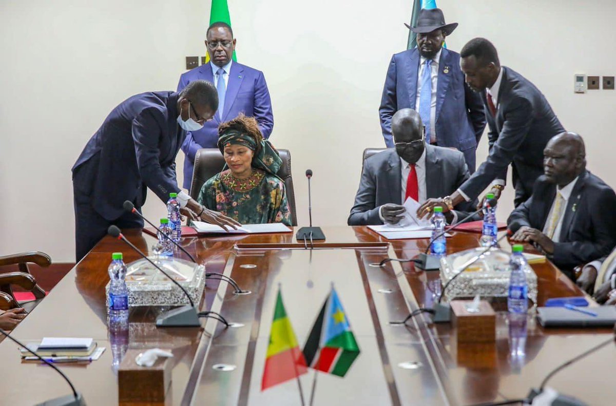 Présidence Sénégal (@pr_senegal) on Twitter photo En visite au Soudan du Sud, le Président <a href="/Macky_Sall/">Macky Sall</a> a encouragé les acteurs à consolider le processus de paix qui doit aboutir à des élections en 2023. Le Chef de l’Etat s’est réjoui de la signature du premier accord établissant les relations diplomatiques entre le 🇸🇳 et le 🇸🇸. En visite au Soudan du Sud, le Président <a href="/Macky_Sall/">Macky Sall</a> a encouragé les acteurs à consolider le processus de paix qui doit aboutir à des élections en 2023. Le Chef de l’Etat s’est réjoui de la signature du premier accord établissant les relations diplomatiques entre le 🇸🇳 et le 🇸🇸.