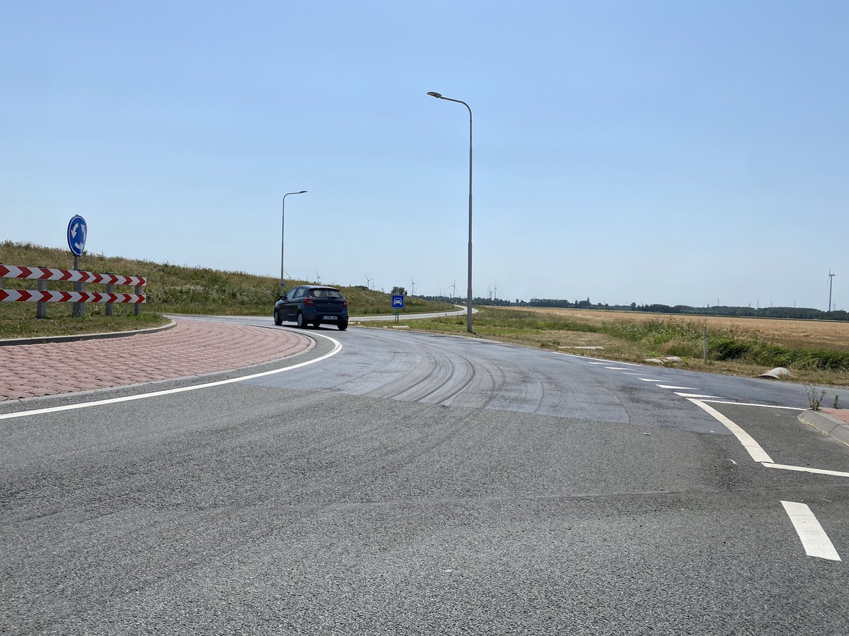 Het asfalt op de rotonde bij Westdorpe begint te smelten #omroepzeeland