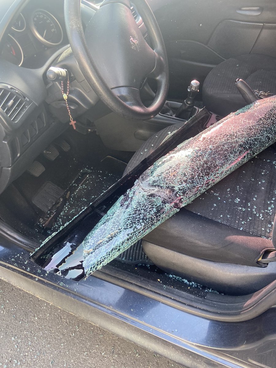 hilarialui's tweet photo. Hoy muy temprano mientras corría me partieron el vidrio del carro y me robaron la cartera en el mirador de Colinas de Valle Arriba. Definitivamente Venezuela es como un novio que no te valora y te maltrata y uno sigue ahí empeñado en que eso va a cambiar. @PoliBaruta https://t.co/iFlA5KHsXe