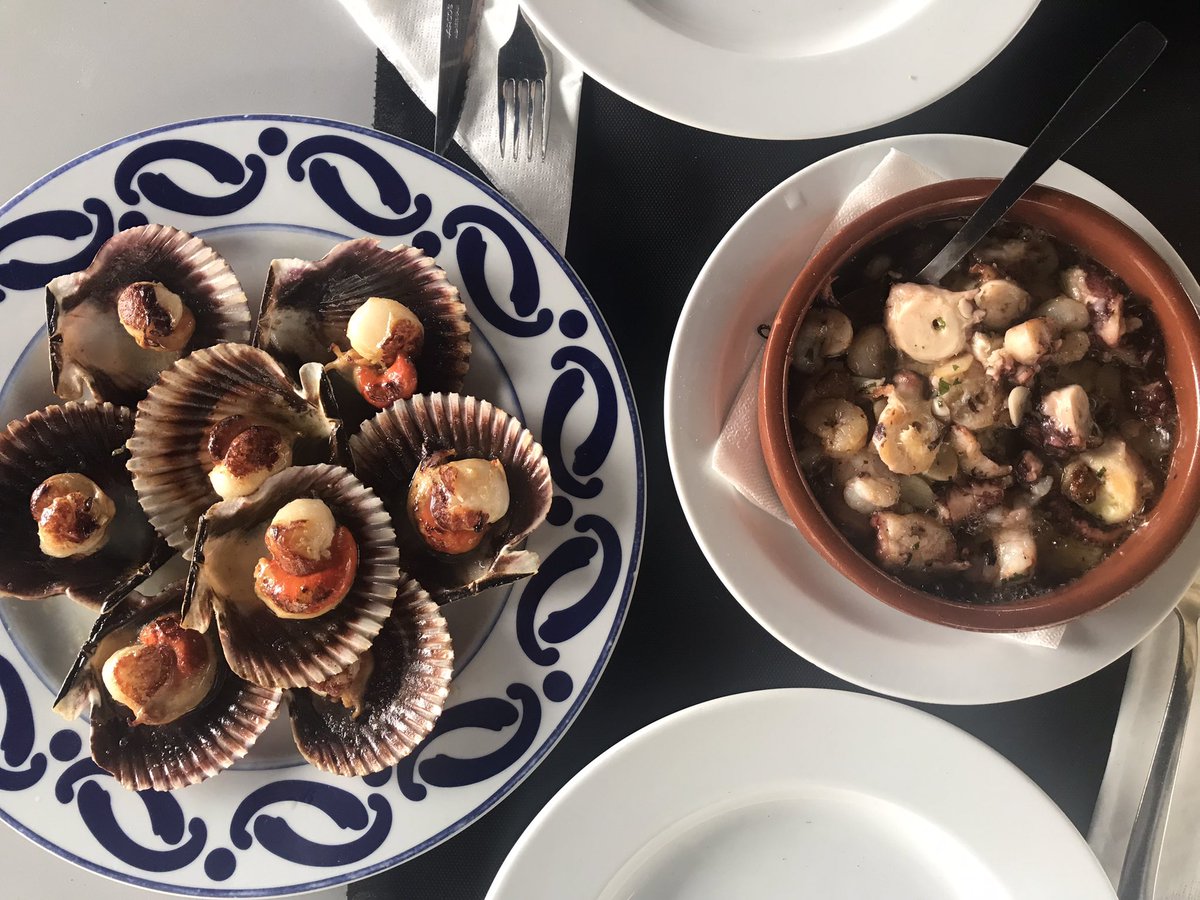 La Cuadrilla Vegana se está cociendo en su salsa, así que ha decidido buscar fresco en Vivero. Se ha encontrado con estas zamburiñas a la plancha y este pulpo con gambas al ajillo de Mesón A Fonte. Seguiremos informando