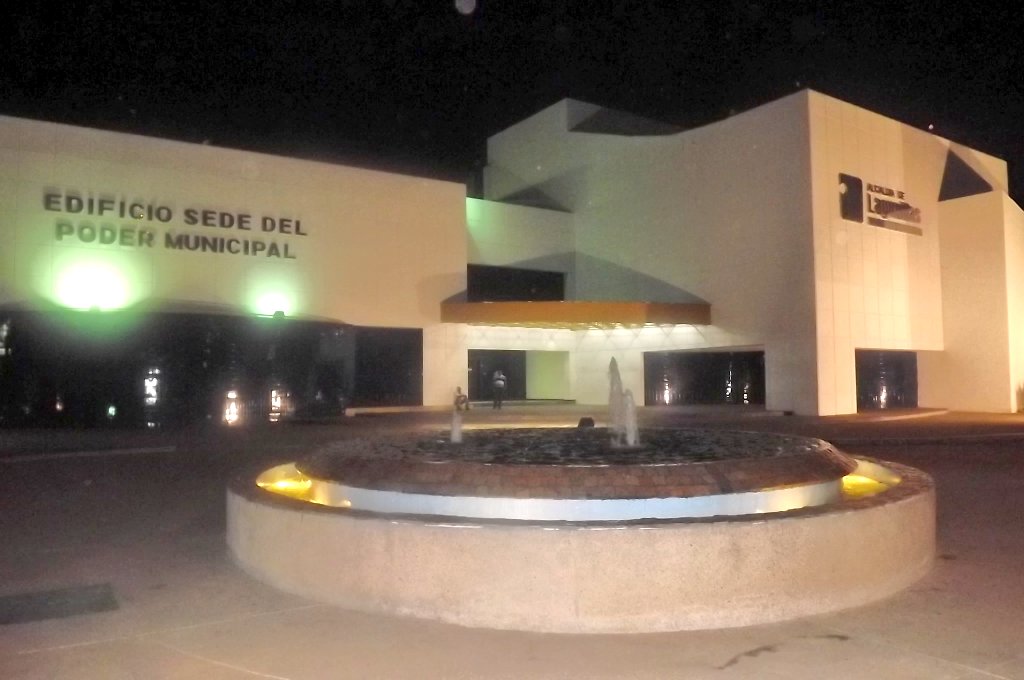 Ciudad_Ojeda's tweet photo. El #19Jul de 2007, el Alcalde @MERVINMENDEZQ inaugura el Edificio Sede Del Poder Municipal de Lagunillas, diseñado por el Arq Baudilio Jiménez. https://t.co/h2LJiT4da6